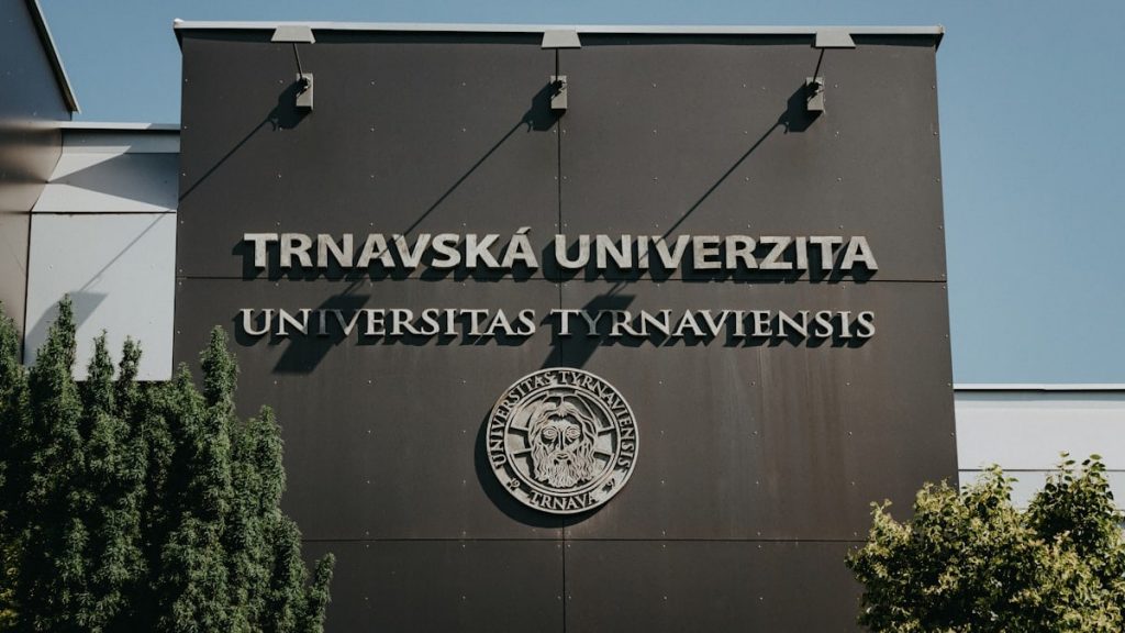 a sign on the side of a building that says travavska university